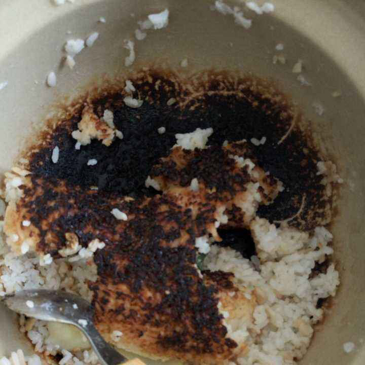 昨天晚上老婆把饭做糊了,女儿趴我耳朵上说了一句话,老婆不高兴了:"是