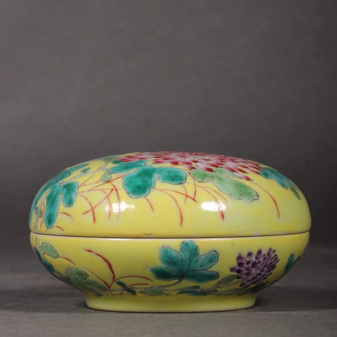 精品收藏 大清乾隆年制款,黄底粉彩花卉纹胭脂盒. 尺寸:高:4.