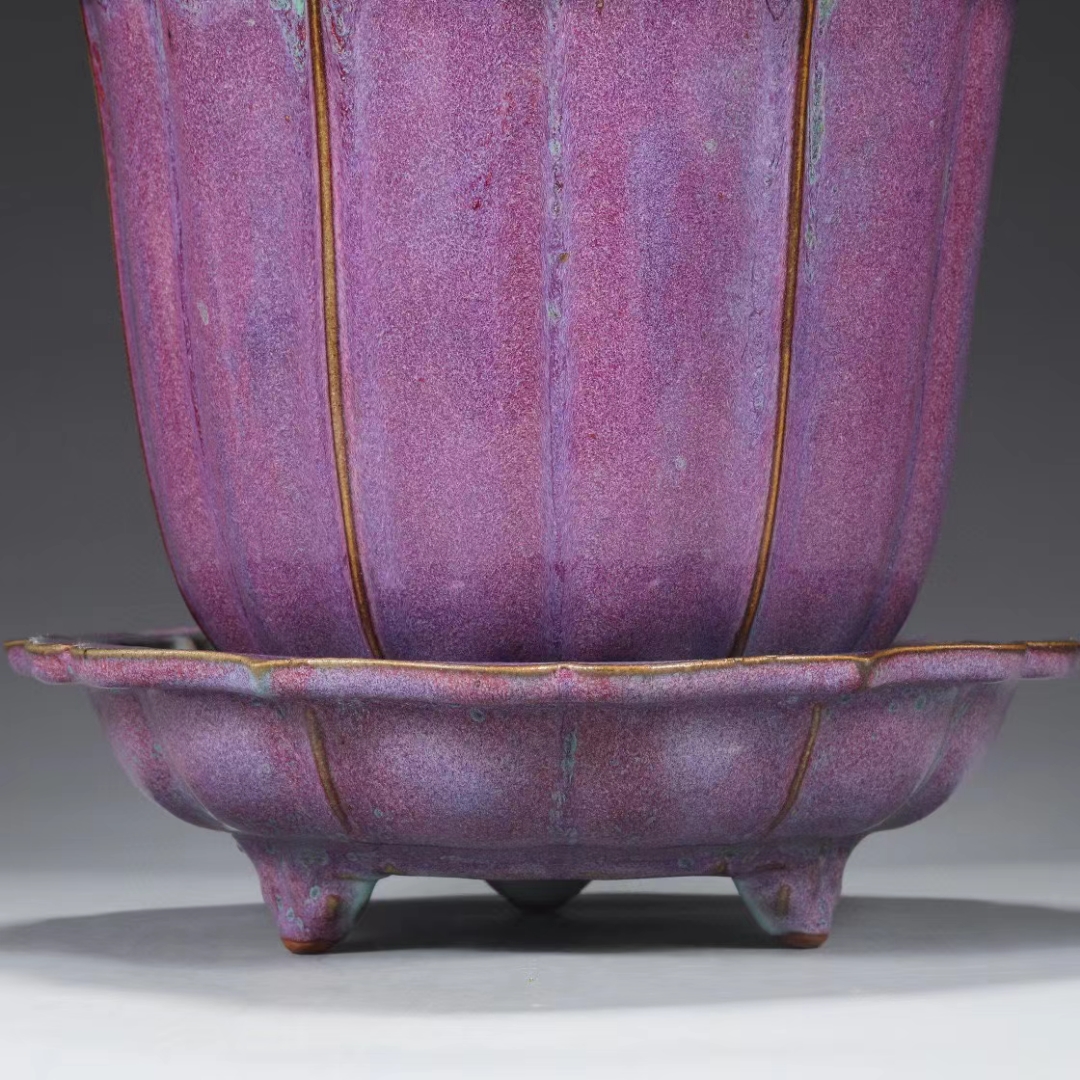 精品收藏  北宋 钧窑丁香紫宫廷御用瓜棱盆托一套"建福宫" 款.