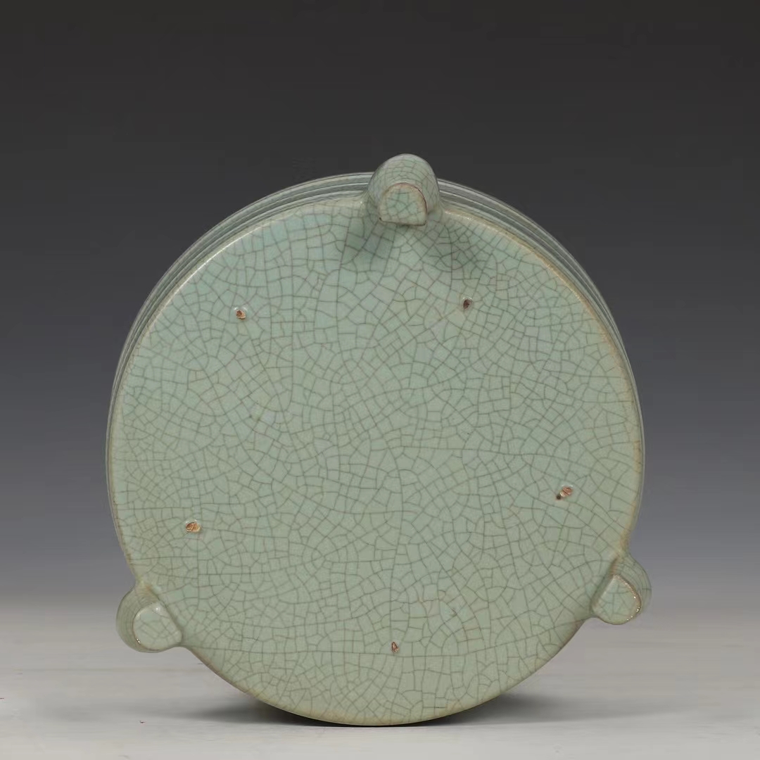 精品收藏 宋 汝窑天青釉弦纹三足炉. 规格:高:13公分 口径:18.5公分.