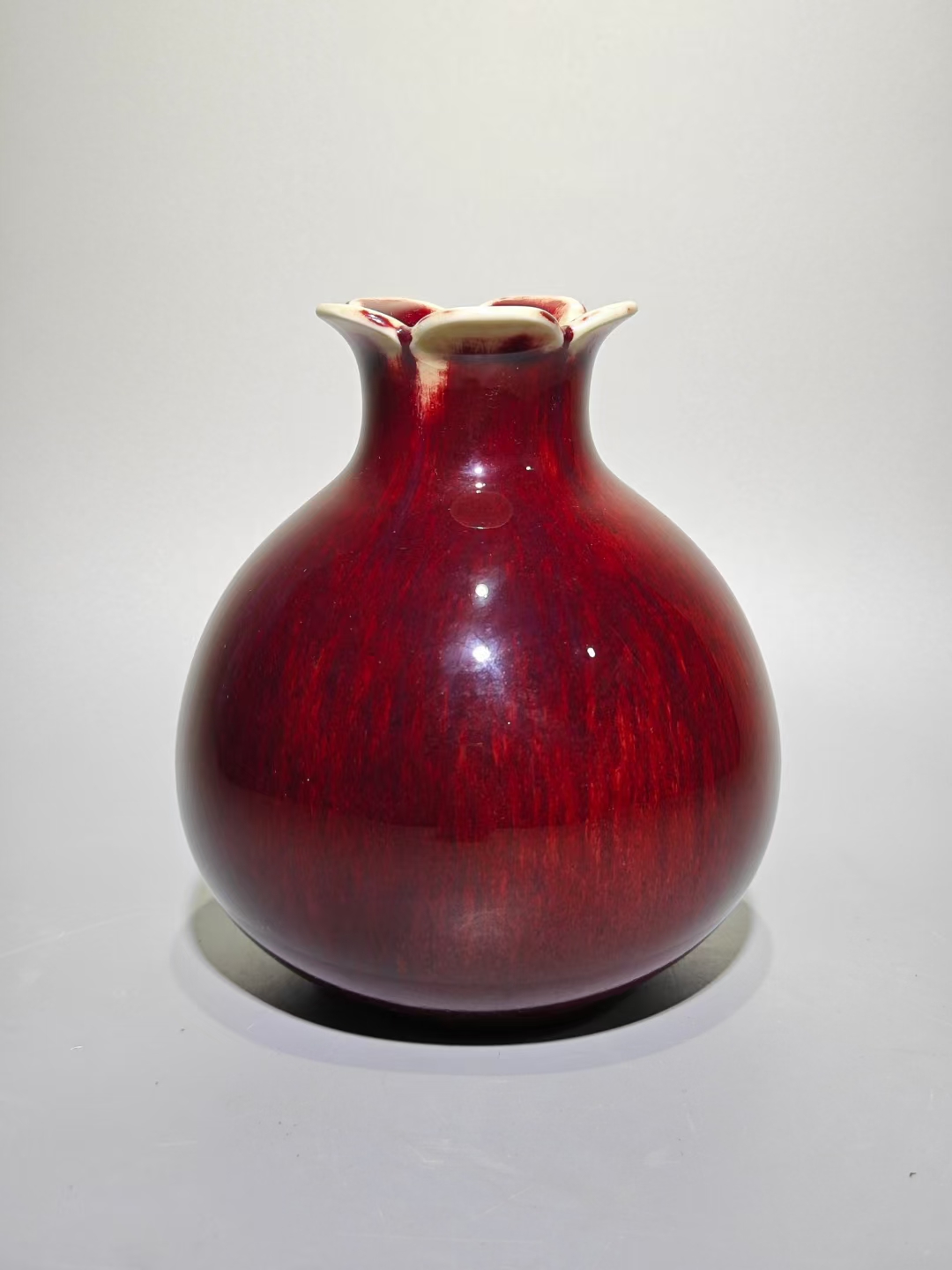 精品收藏 雍正年制,郎窑红窑变石榴尊. 尺寸:高:17.1cm,肚直径:16cm.