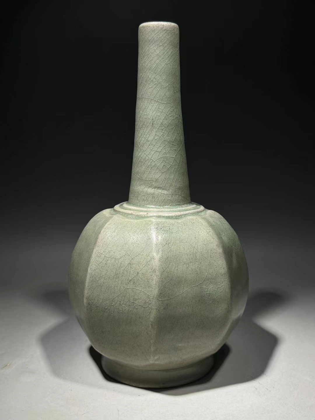 精品收藏 五代 越窑青釉八棱净瓶. 尺寸:高:24公分 直径:13公分.