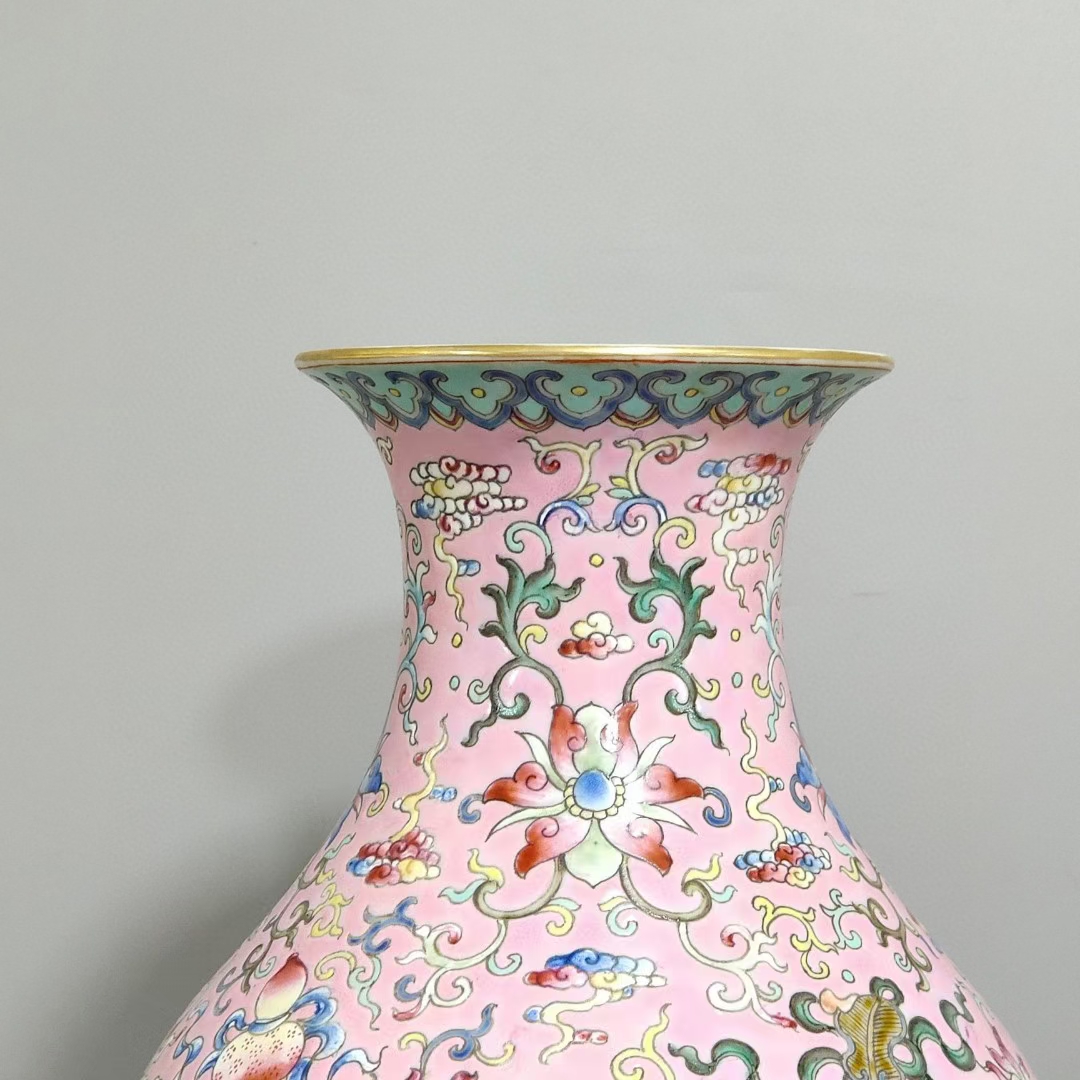 精品收藏 清代 道光粉地吉祥八宝瓶. 尺寸:高29.7公分,直径16.5公分