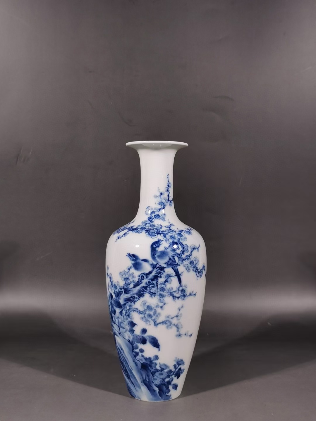 精品收藏 清雍正 青花花鸟鱼尾瓶. 尺寸:高度:24公分 口径5.