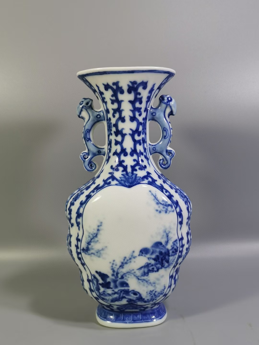 精品收藏 清雍正,青花缠枝莲纹开窗花鸟人物双耳海棠瓶.