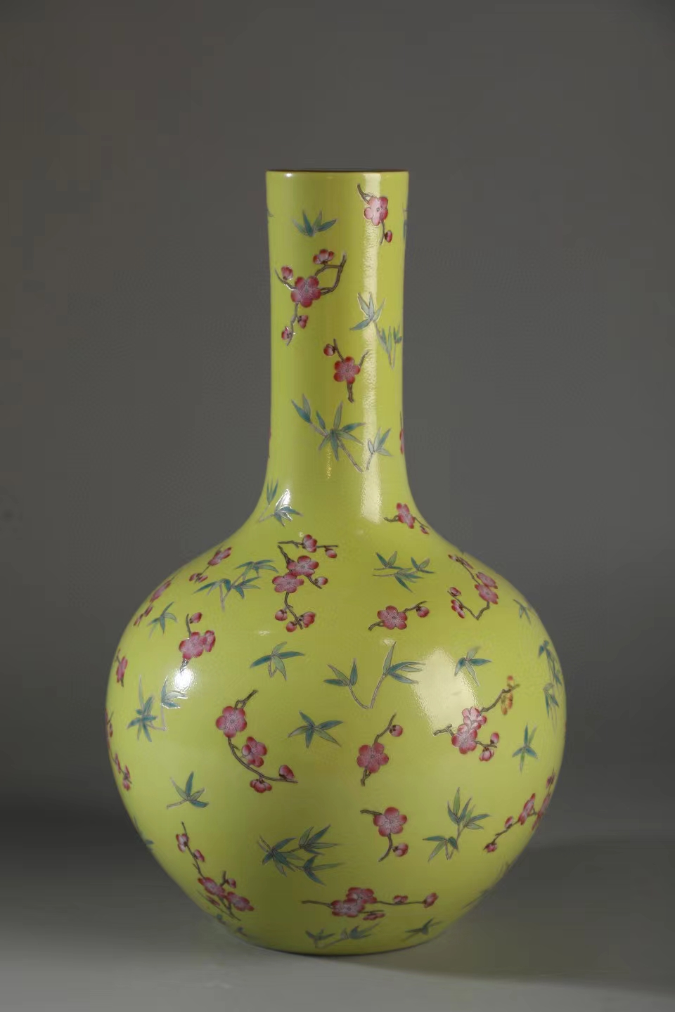 精品旧藏  清  道光粉彩黄地冰梅天球瓶. 尺寸:高32cm 直径19cm.