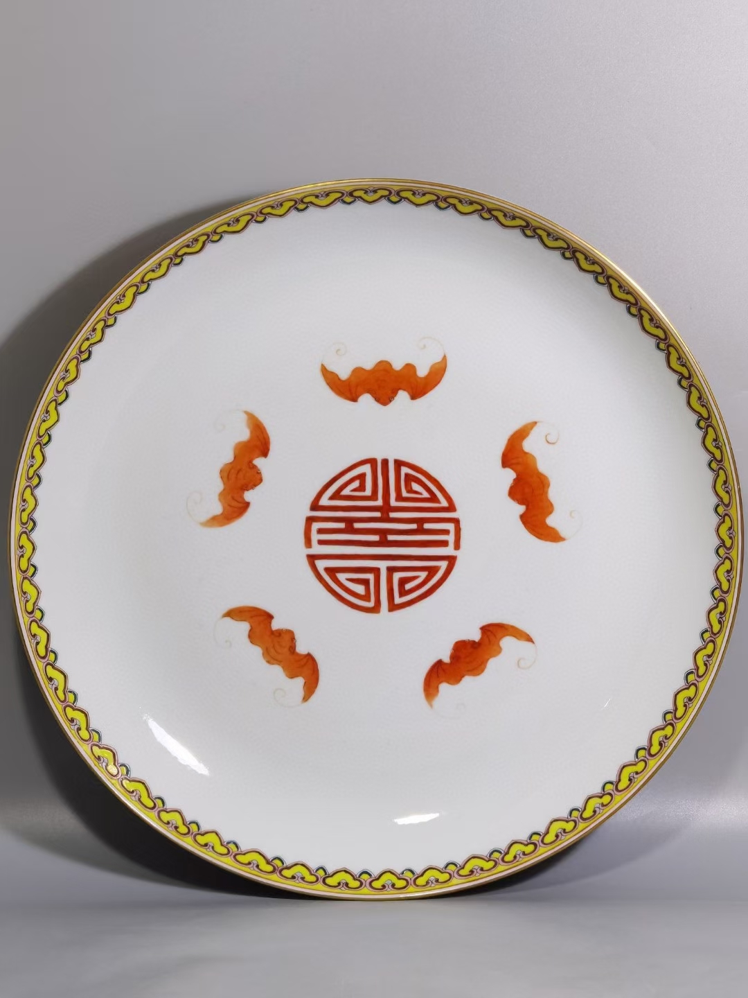 精品收藏 清 嘉庆粉彩五福捧寿绿地开窗吉祥如意盘. 尺寸 :直径:33.