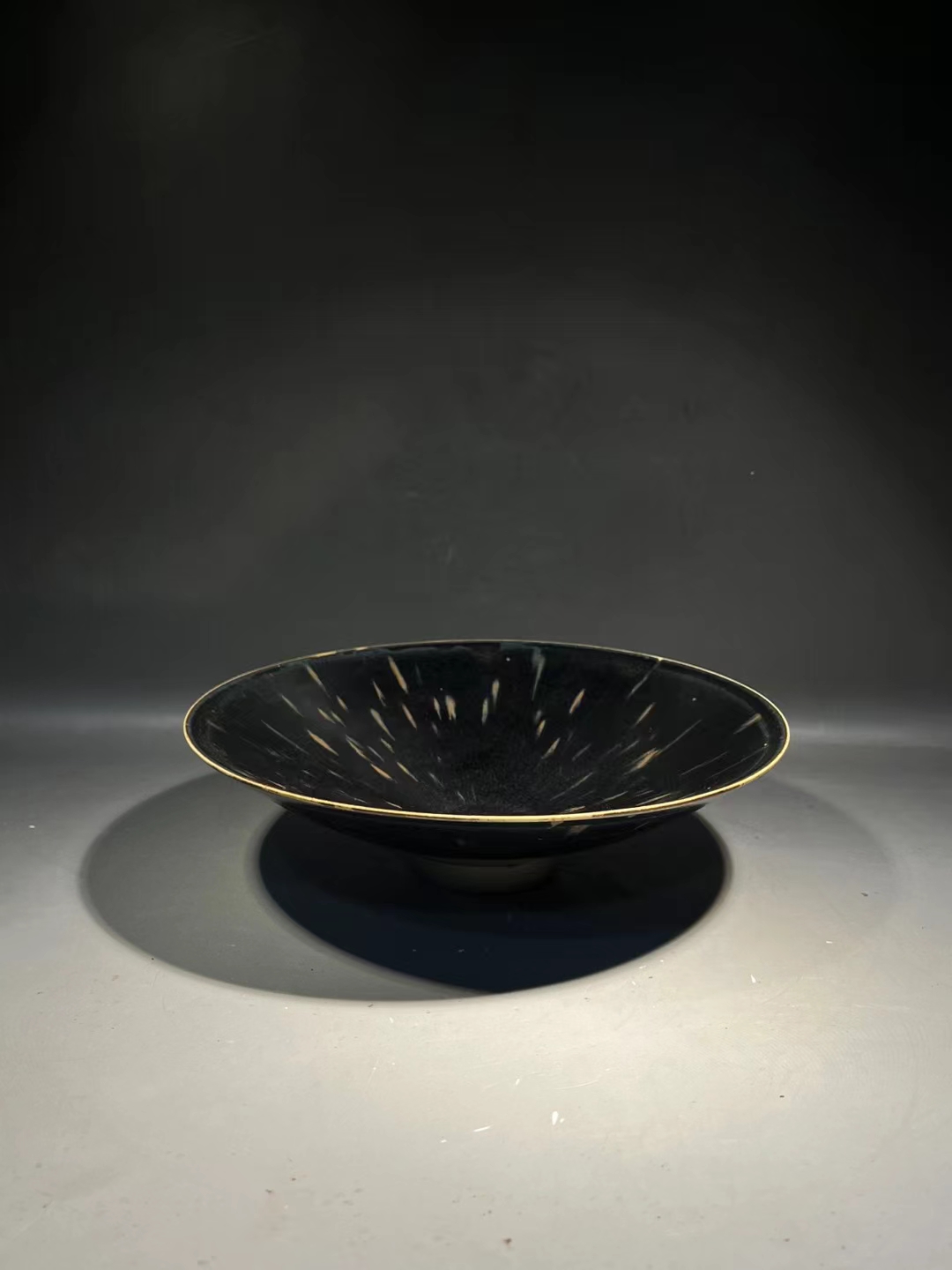 精品收藏 北宋 定窑黑釉天外飞仙斗笠碗. 尺寸:高:5公分 直径:18公分.