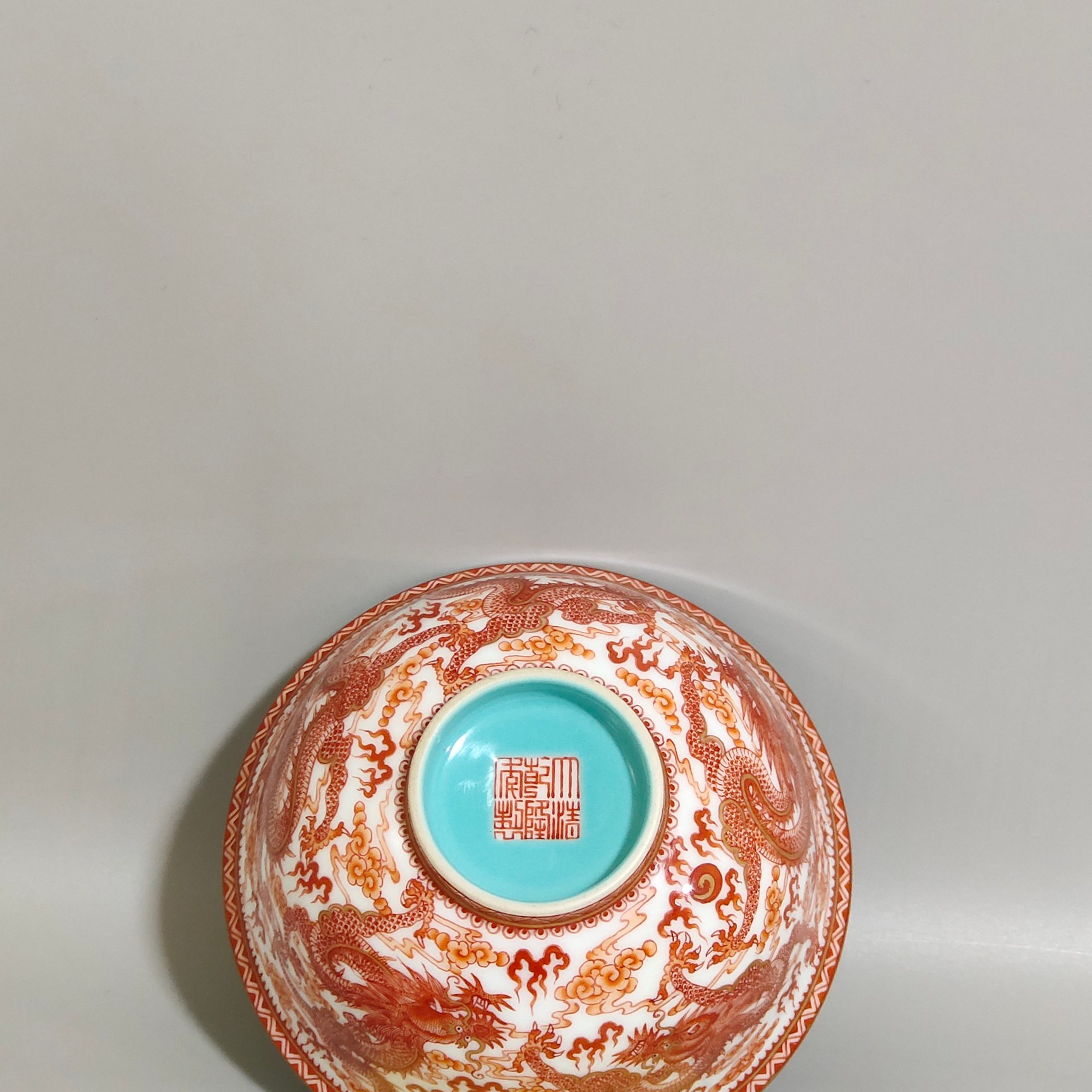 精品收藏 清代乾隆矾红五龙杯. 尺寸:高:4.7公分,口径:8.7公分