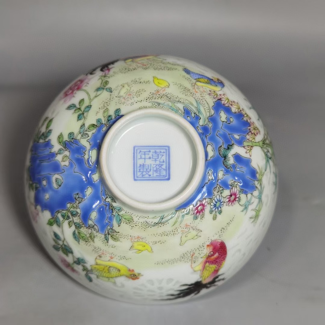 精品收藏 清乾隆 粉彩公鸡玲珑杯一对. 尺寸:口径:9.3公分