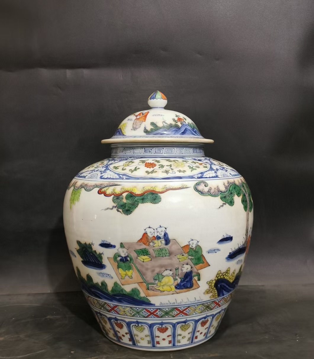 精品收藏 明 成化斗彩婴戏大将军罐. 尺寸:高:42.5公分 直径:35公分.