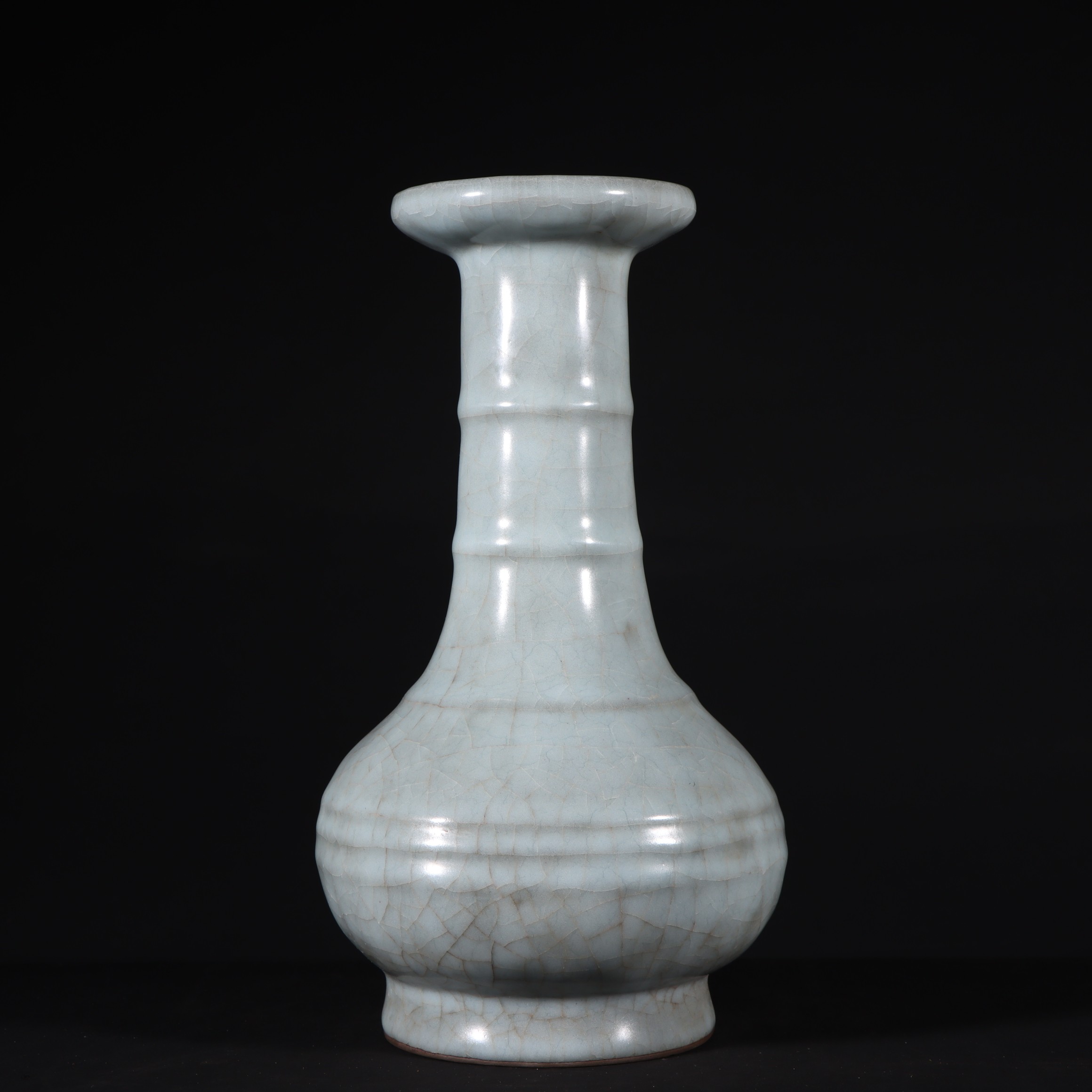 精品收藏  宋代  官窑青釉弦纹盘口瓶. 尺寸:高:23.8cm  宽:14cm.