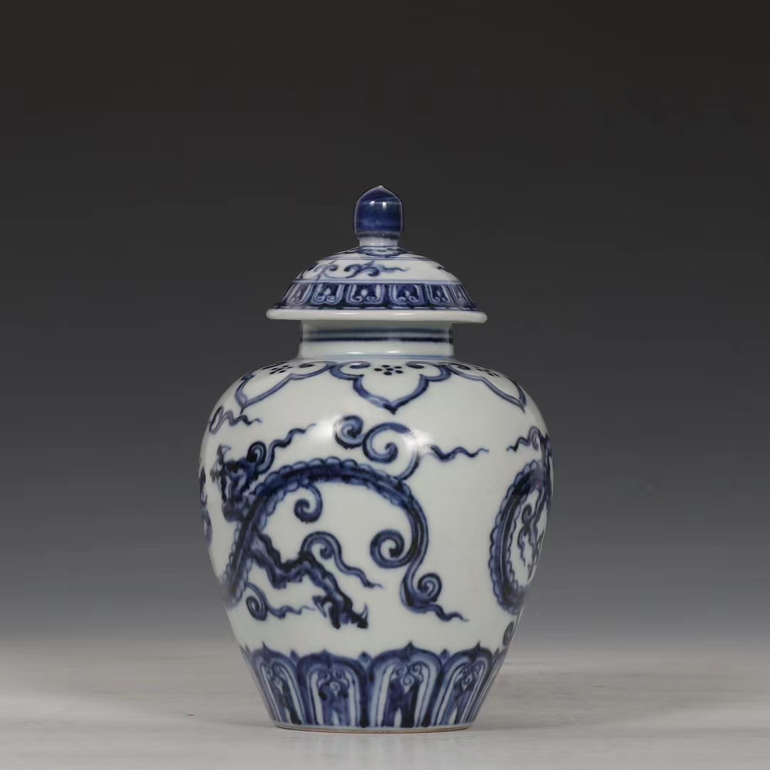 精品收藏  明  宣德青花龙纹盖罐.