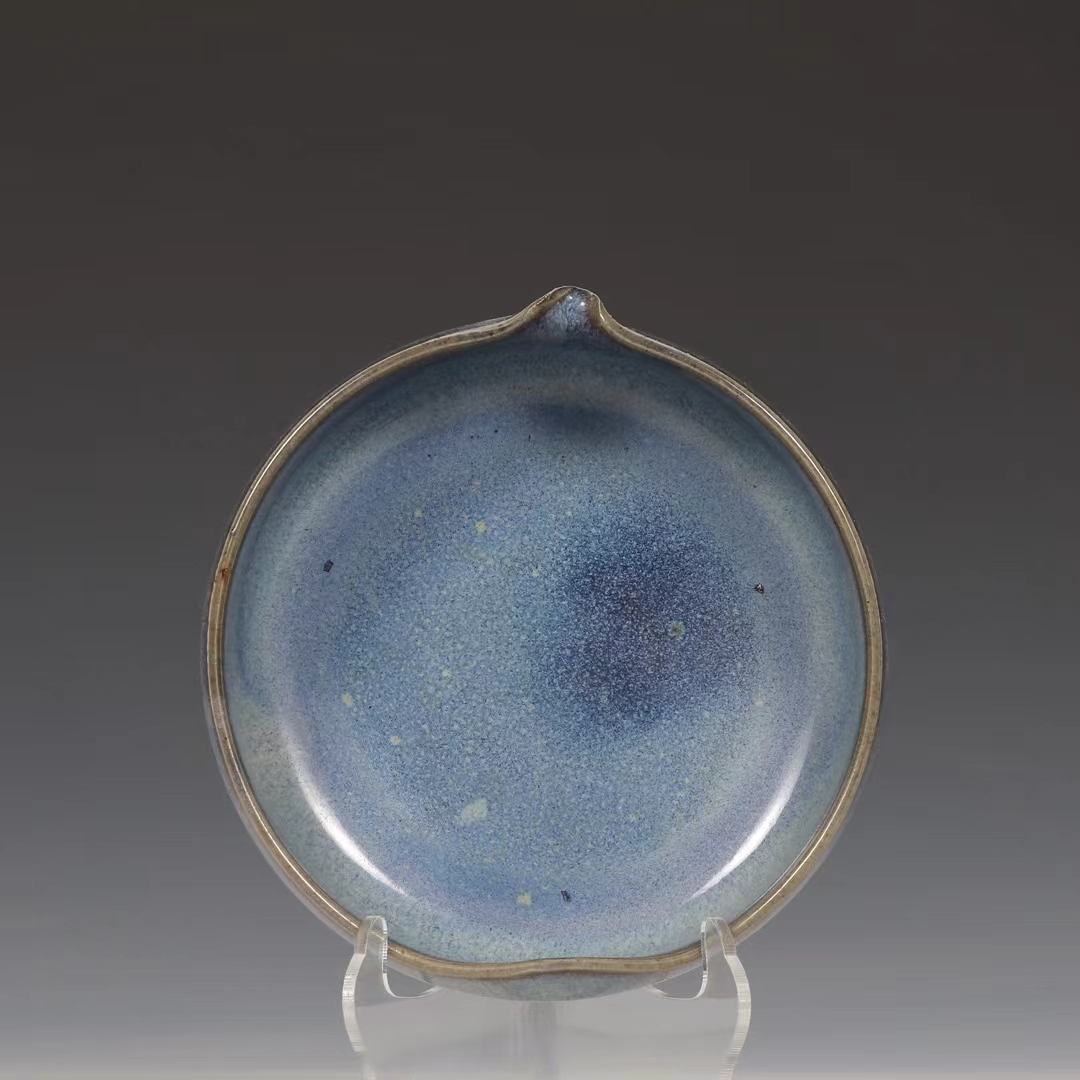 精品收藏  宋  钧窑葡萄紫釉桃形洗. 规格:高5公分 直径14.5公分.