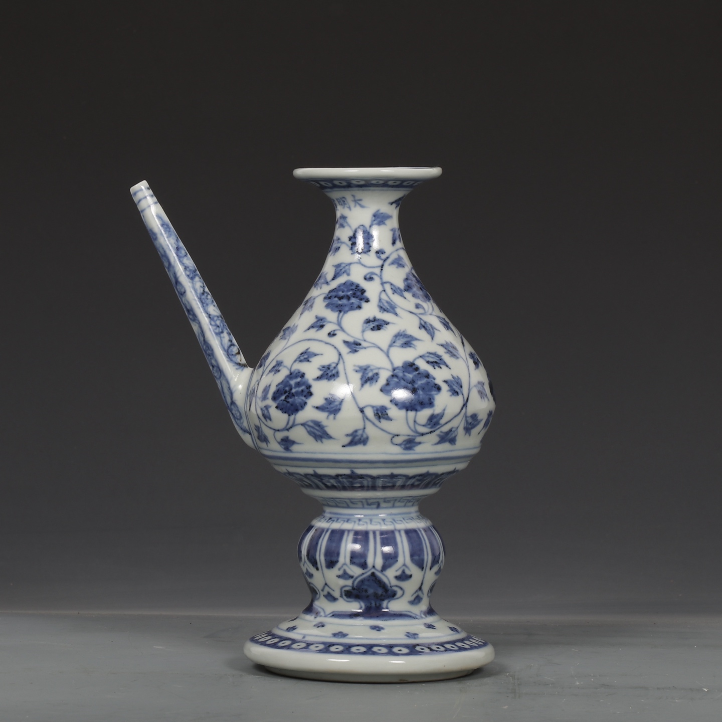 精品收藏 明宣德青花缠枝花卉纹军持. 规格:高20