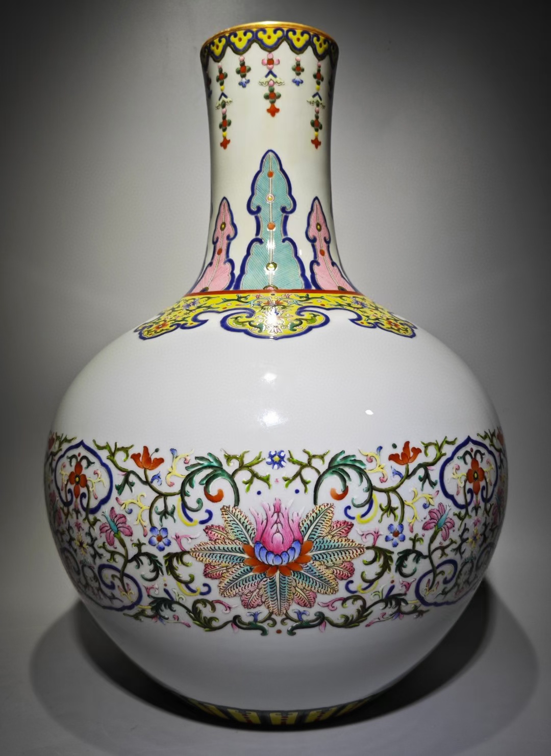 精品收藏 大清乾隆年制,珐琅彩福运连连天球瓶.