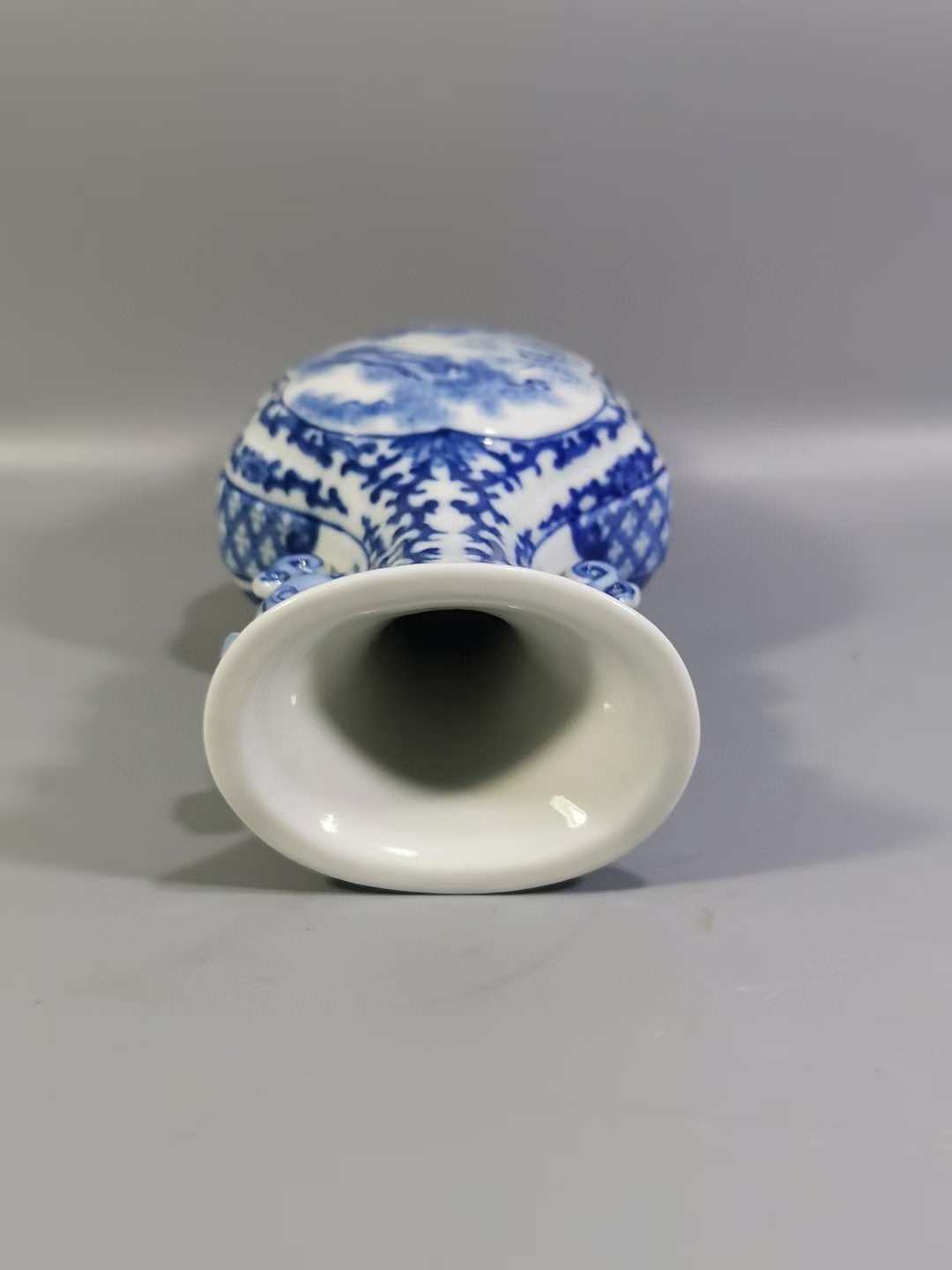 精品收藏 清雍正,青花缠枝莲纹开窗花鸟人物双耳海棠瓶.