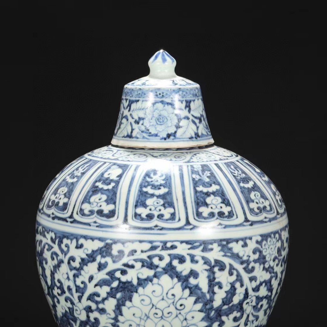 精品收藏  明 洪武青花留白缠枝莲纹带盖大梅瓶.