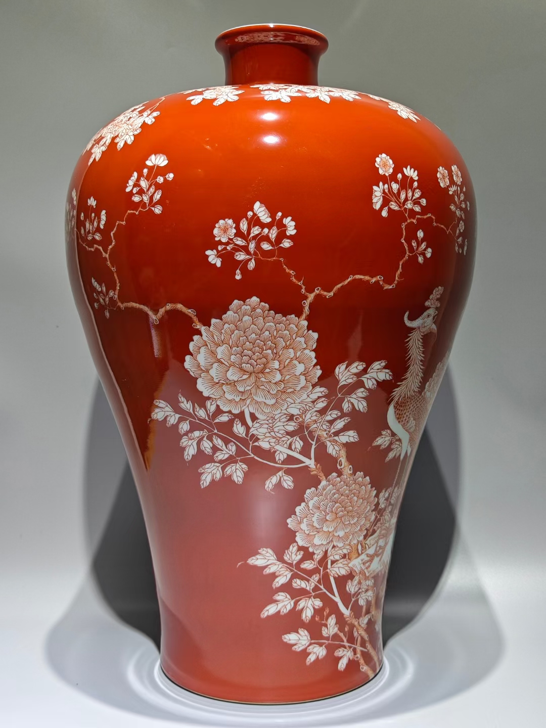 精品收藏 大清雍正年制,珊瑚红留白牡丹凤凰梅瓶. 尺寸:高:58.