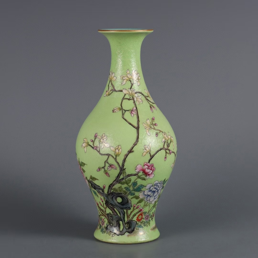 精品收藏 清 乾隆年制绿地粉彩花卉纹橄榄瓶
