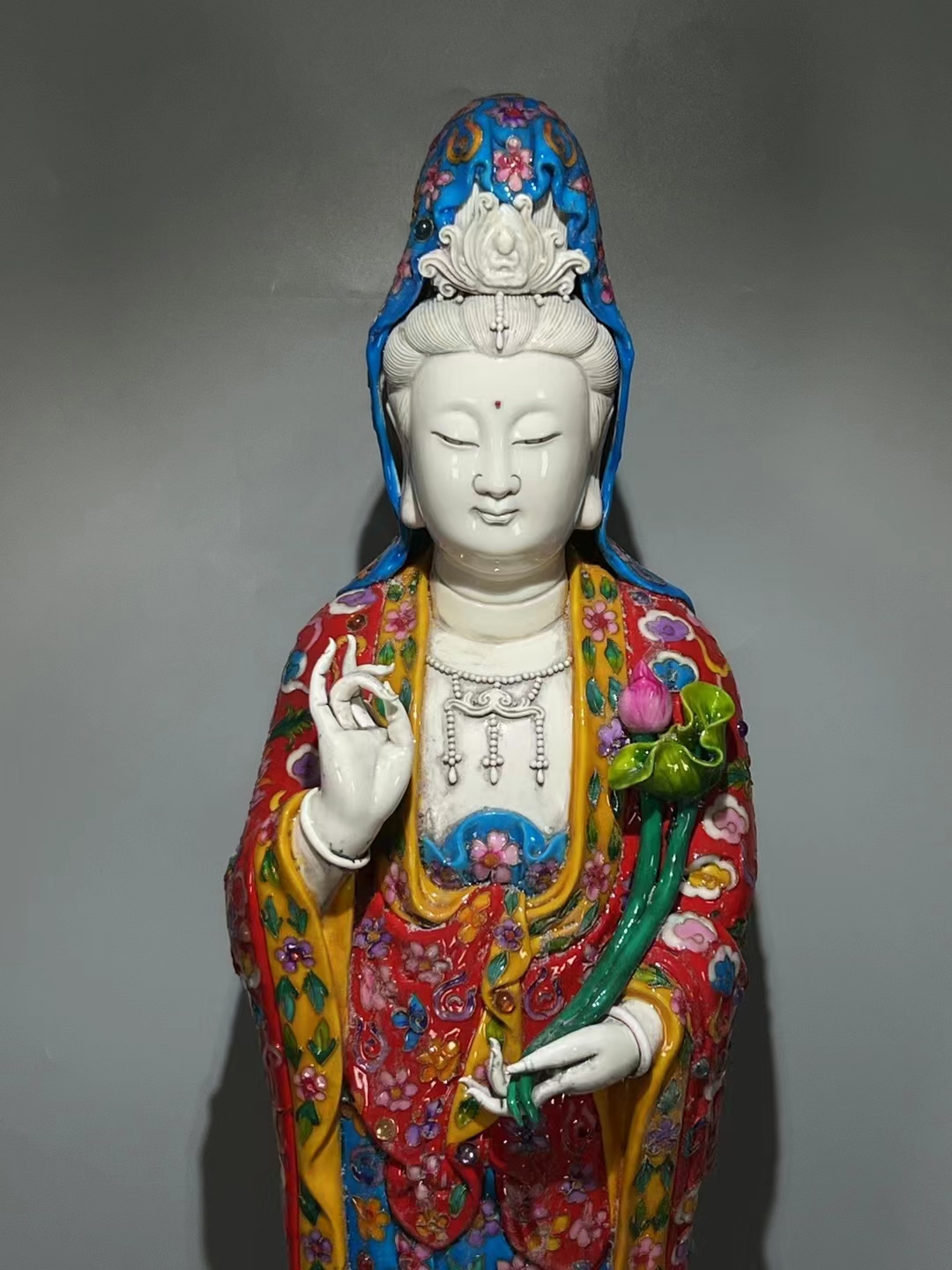 精品收藏 德化瓷 【何朝宗】款 掐金丝加彩嵌宝观音站像.