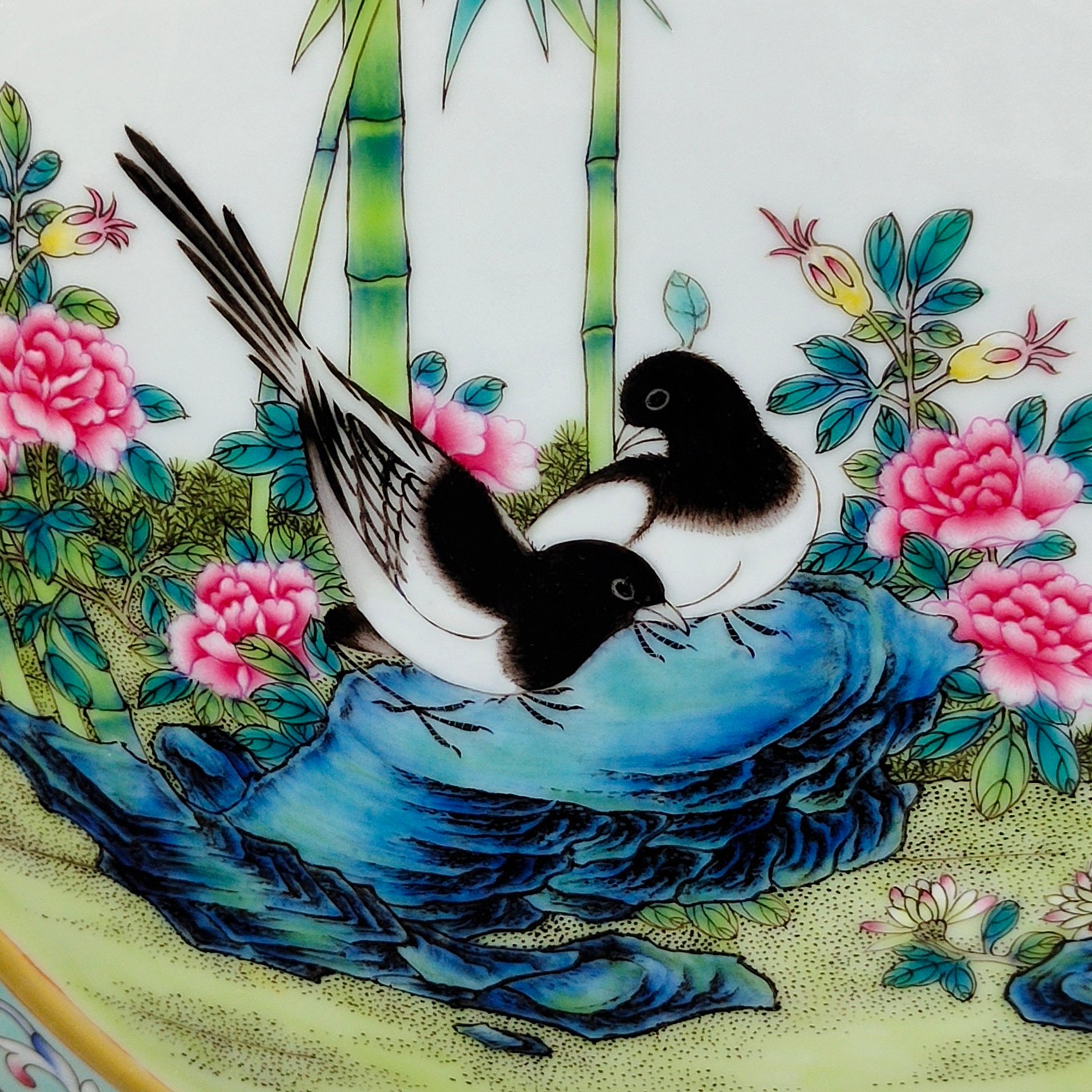 精品收藏 清代乾隆粉彩绿地开窗花鸟抱月瓶