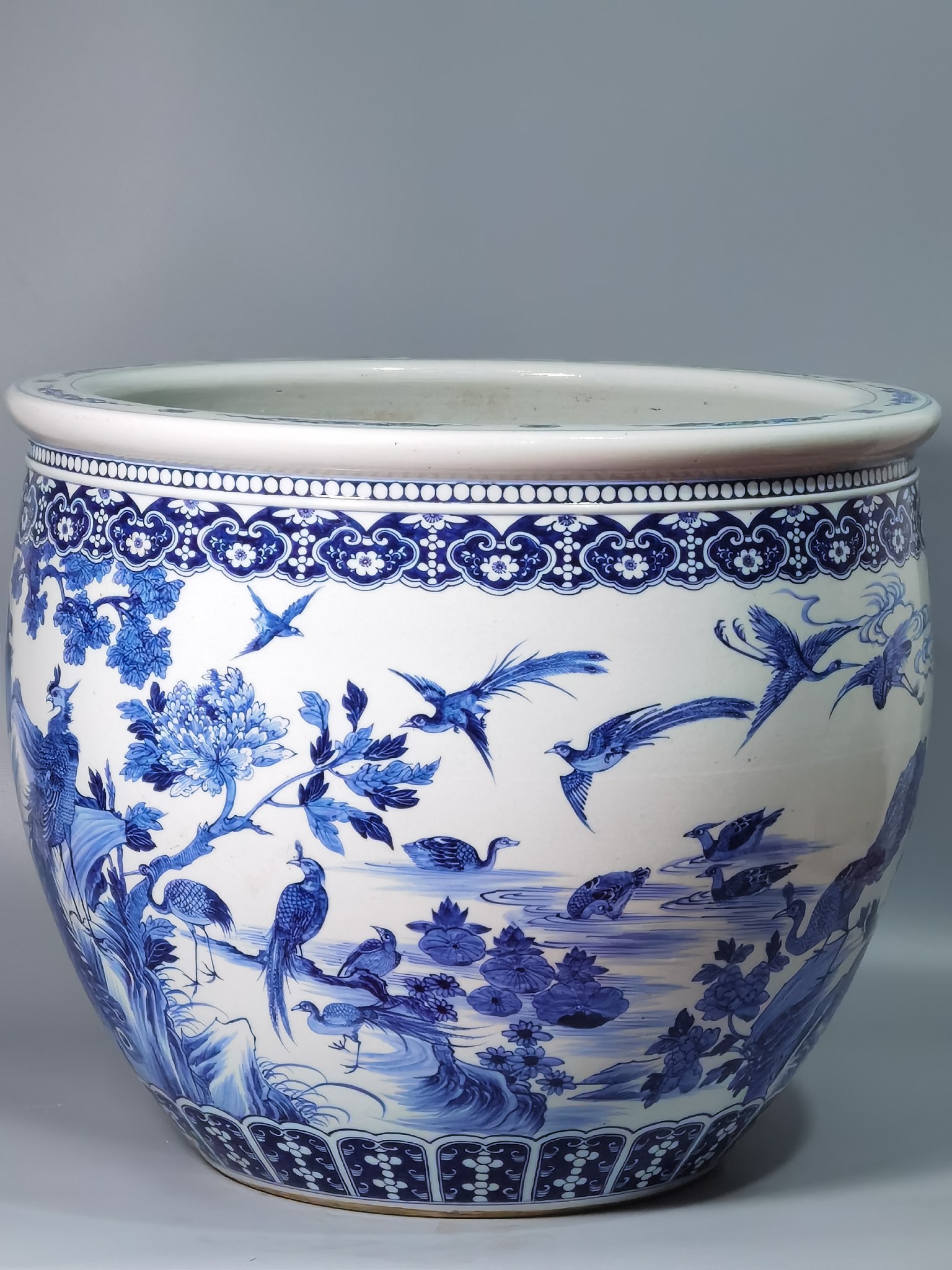 精品收藏 清代 青花百鸟朝凤图大缸. 尺寸 口直径:63公分 高:52
