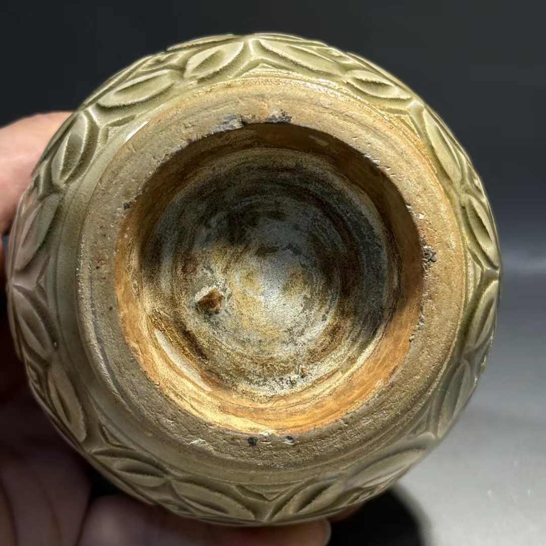 精品收藏 北宋 耀州窑青釉刻花弦纹瓶. 尺寸:高:18公分 直径:9公分.