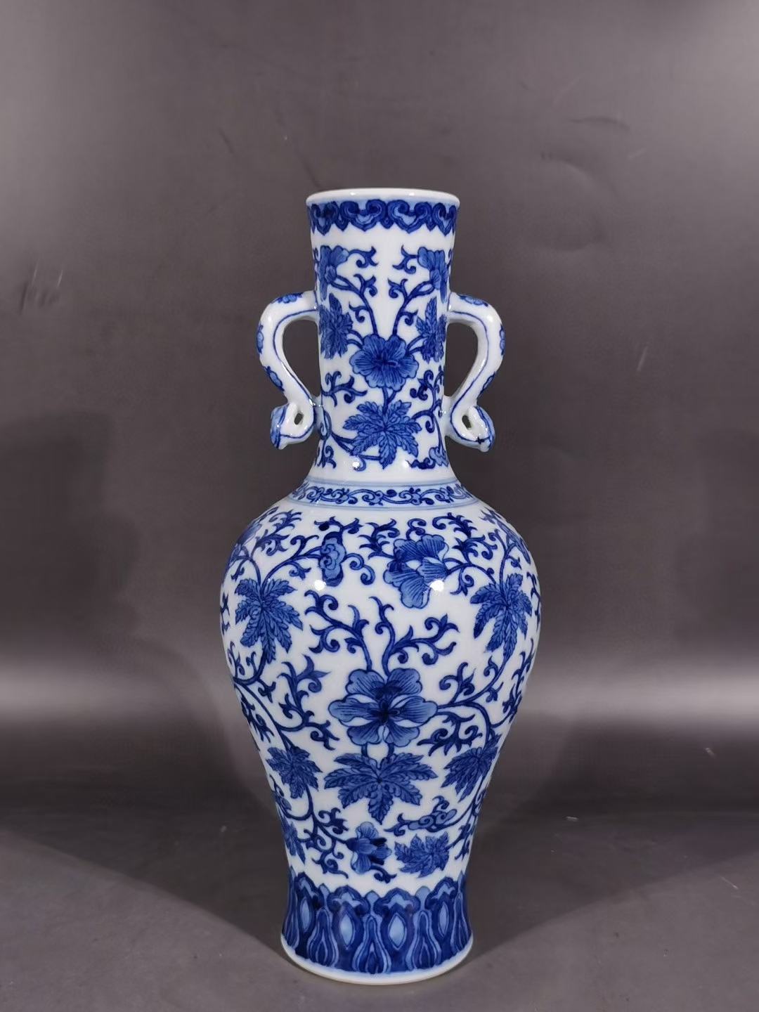 精品收藏 清乾隆,青花花卉纹双耳如意瓶. 尺寸:高度26.3公分 口径5