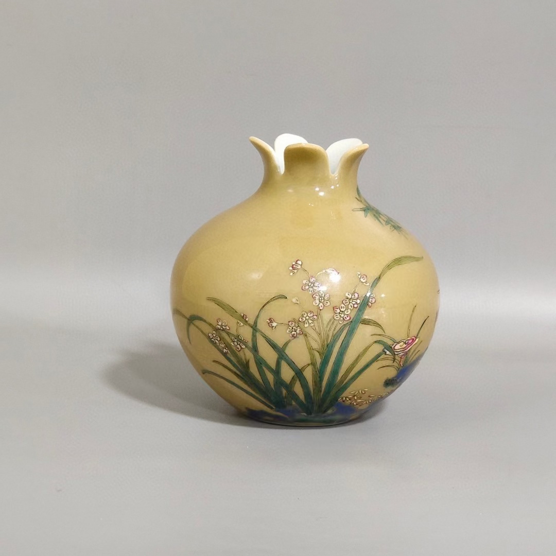 精品收藏 清代 乾隆黄釉花鸟石榴尊. 尺寸:高8.3公分,直径7.5公分.