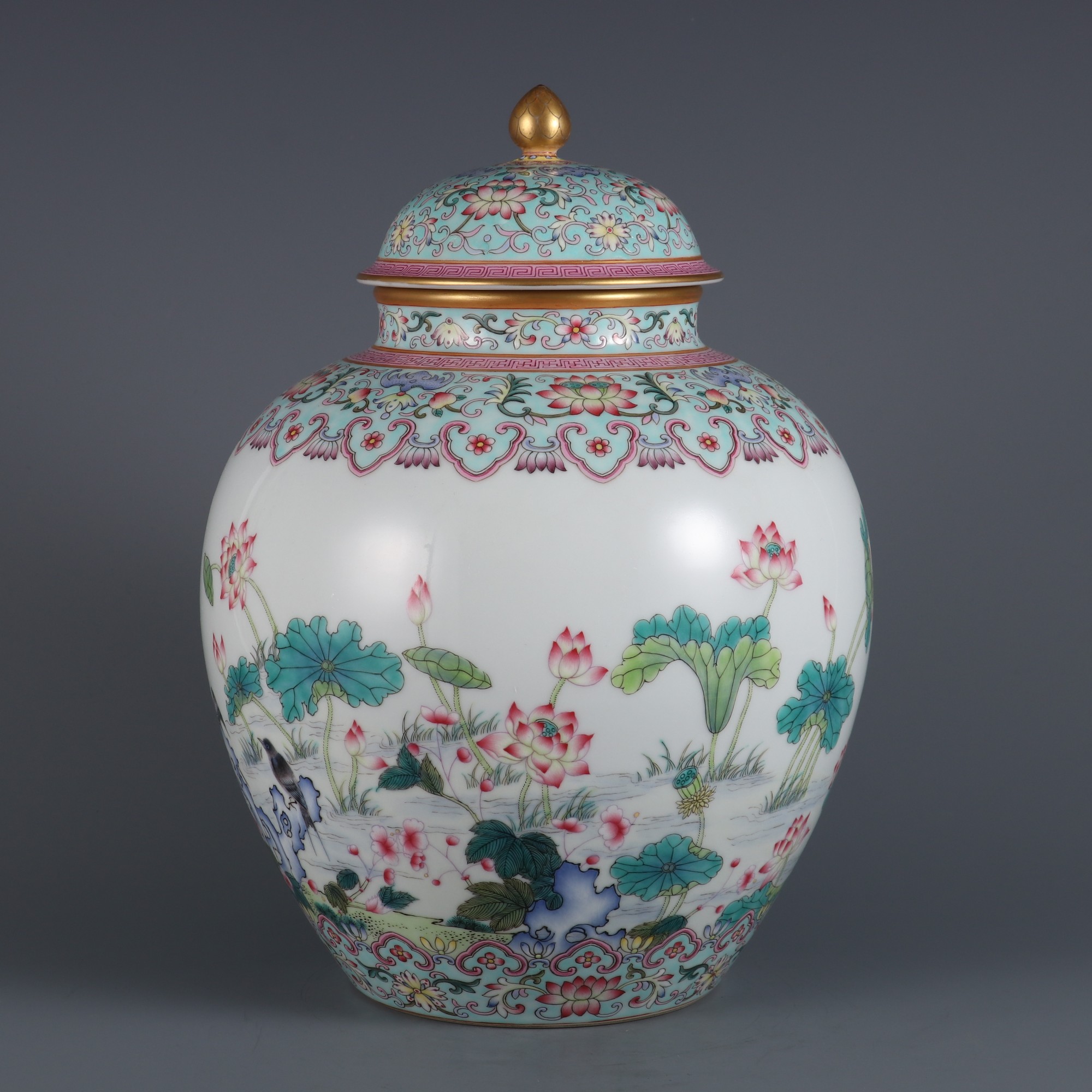 精品收藏 清乾隆年制粉彩花鸟纹盖罐. 尺寸:高度28.8㎝口径10.2㎝.