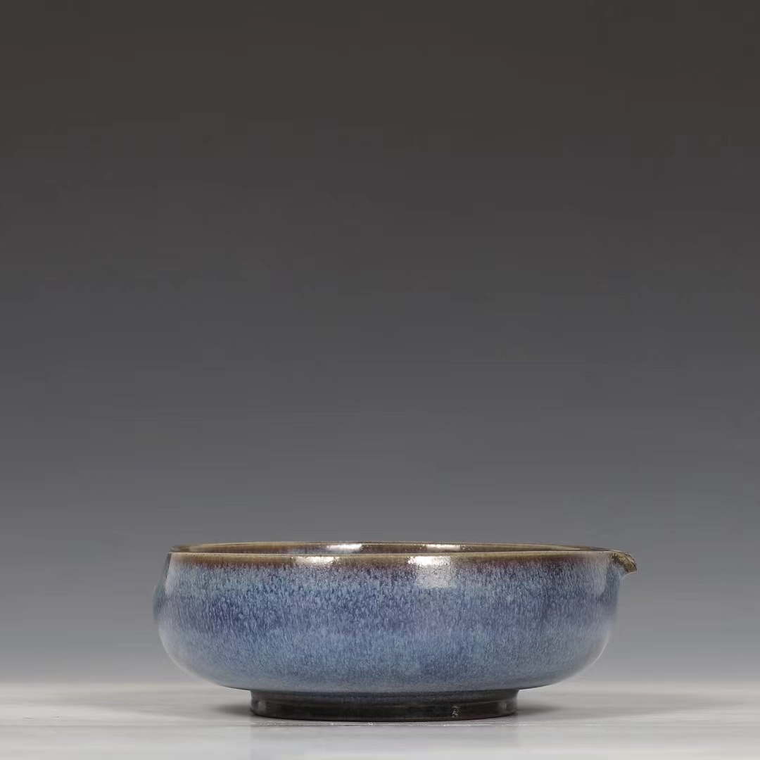 精品收藏  宋  钧窑葡萄紫釉桃形洗. 规格:高5公分 直径14.5公分.