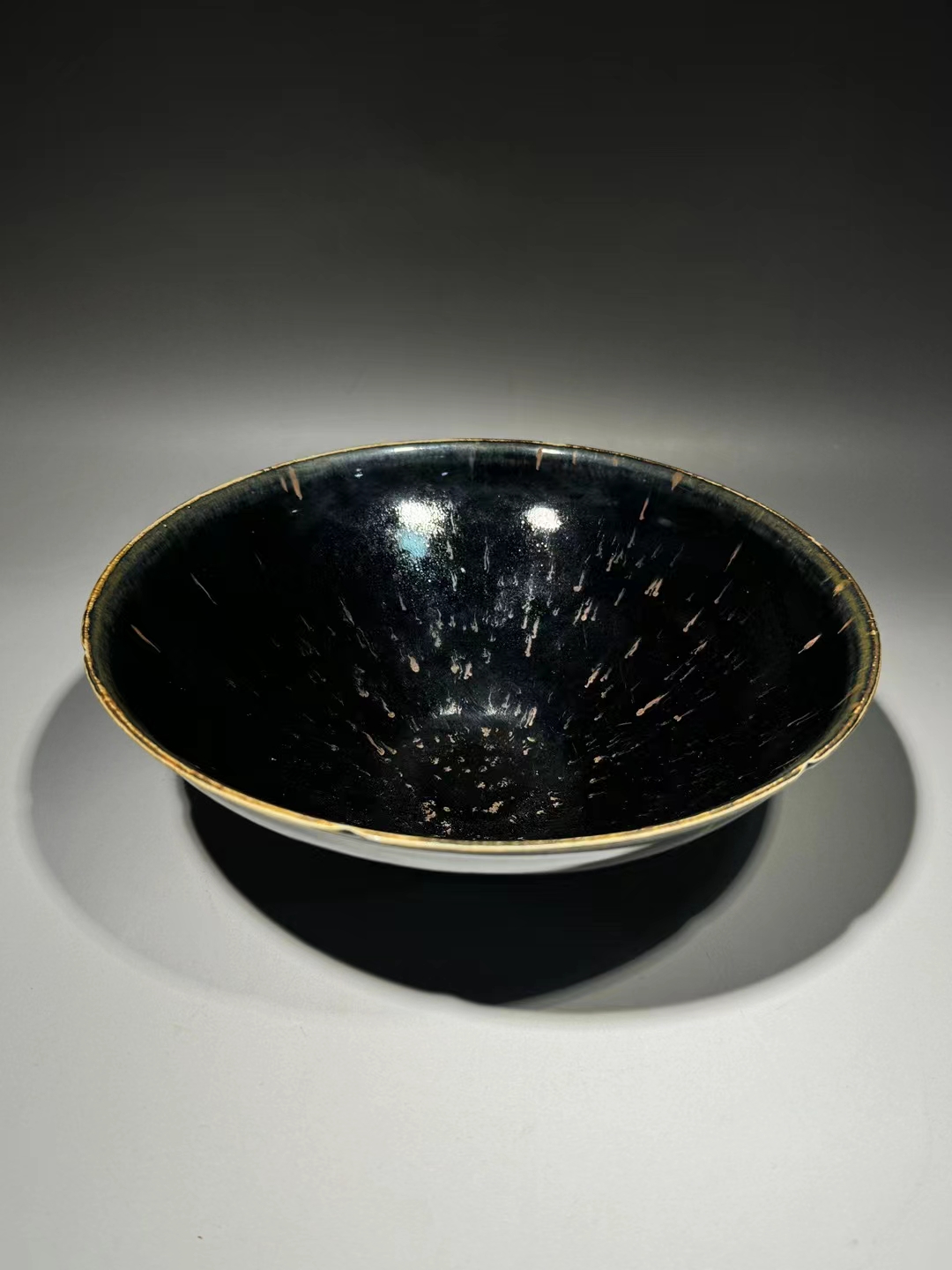 精品收藏 北宋 定窑黑釉天外飞仙碗. 尺寸:高:7公分 口径:18.5公分.