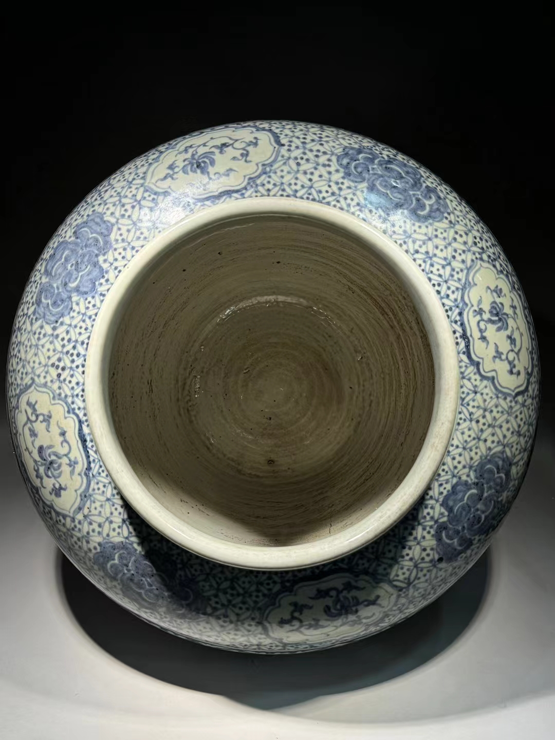 精品收藏 明 天顺款青花缠枝莲梵文罐. 尺寸:高:34公分 口径:21公分.