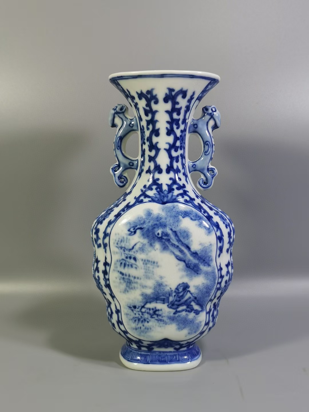精品收藏 清雍正,青花缠枝莲纹开窗花鸟人物双耳海棠瓶.