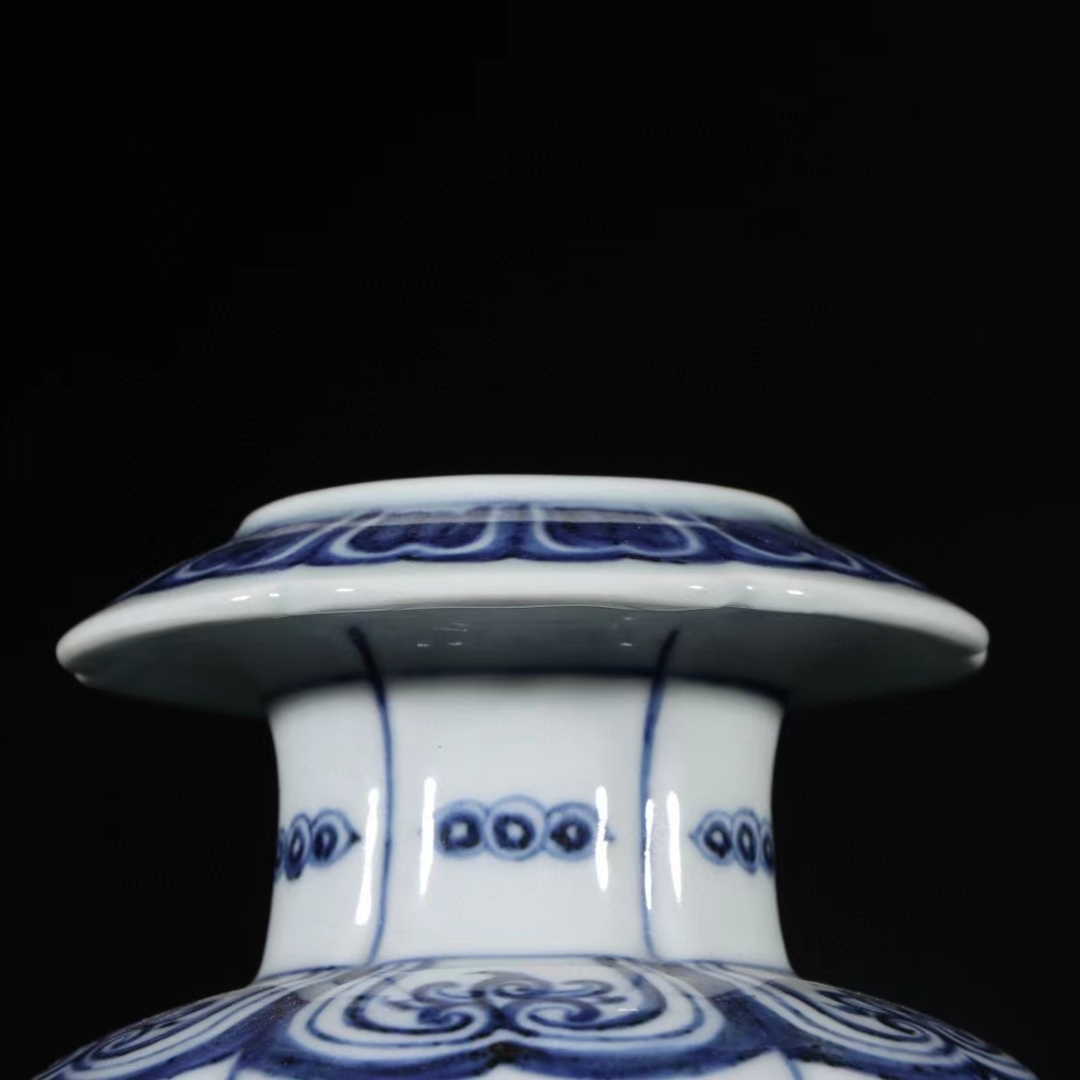 精品收藏  明代  宣德青花石榴尊. 尺寸:高18.5cm.宽14cm.
