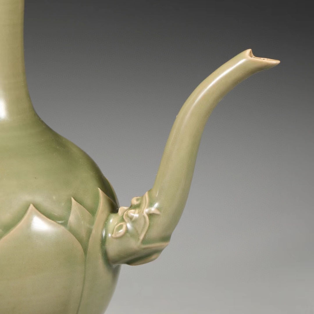 精品旧藏 唐代 越窑秘色青瓷剔刻莲瓣龙柄执壶.