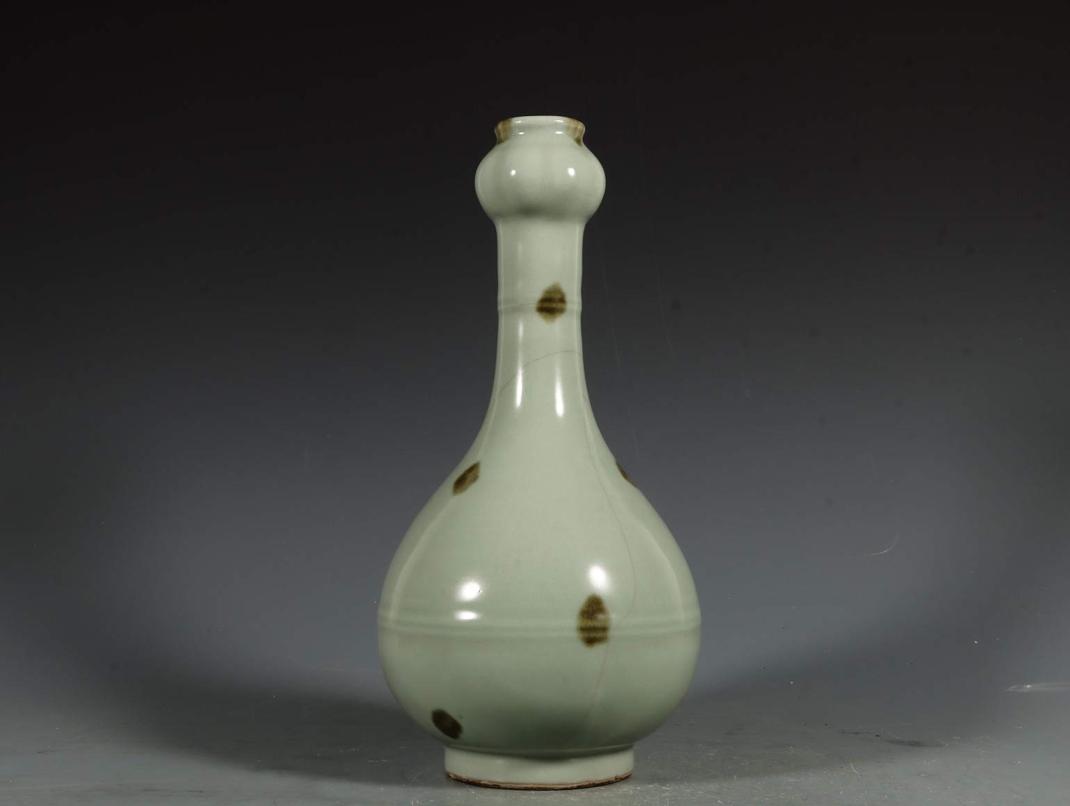 精品收藏 南宋    龙泉窑飞青釉点彩蒜头瓶. 尺寸:高31.5公分 口径4.
