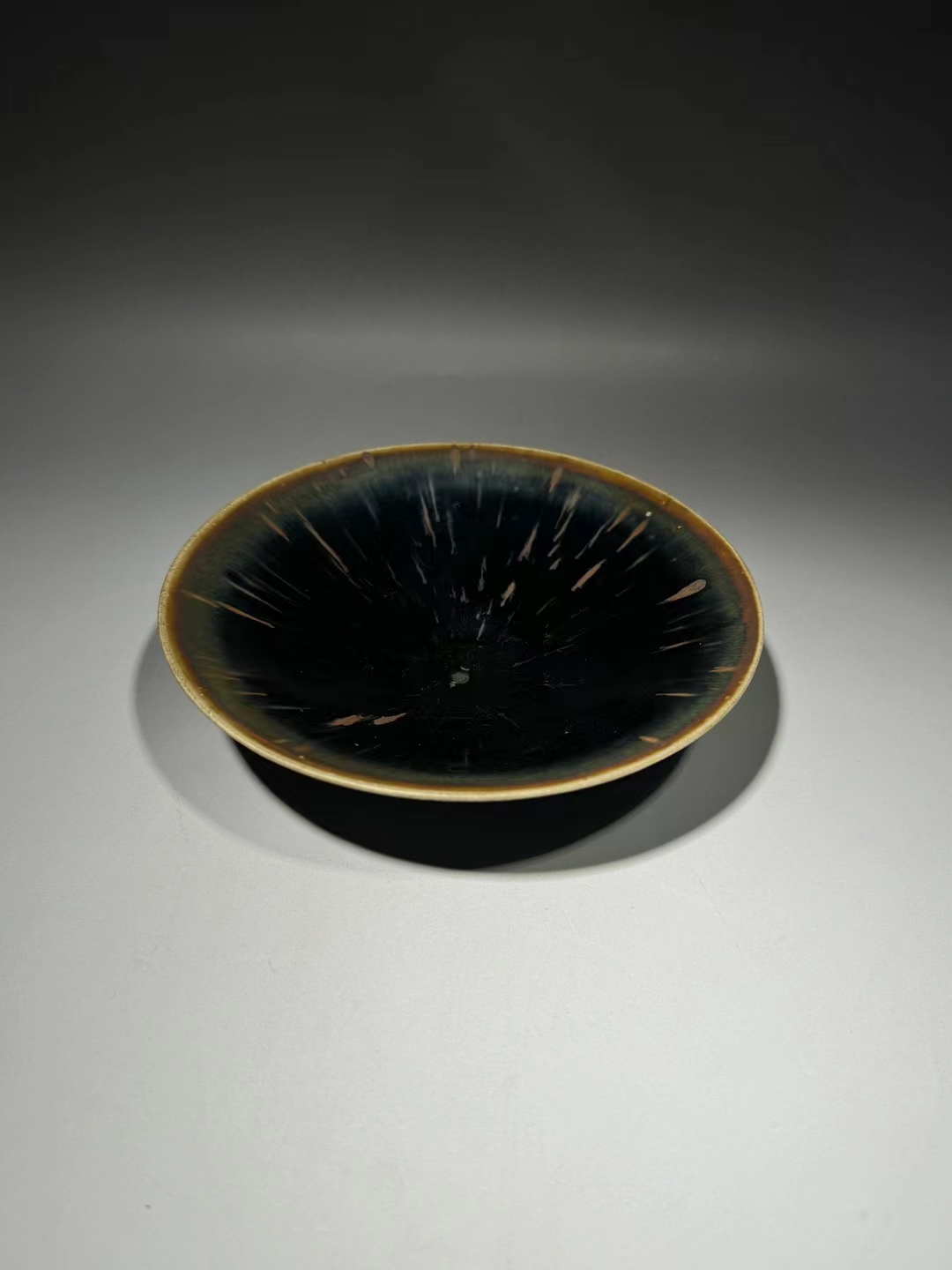 精品收藏 北宋 定窑黑釉天外飞仙斗笠盏. 尺寸:高:4公分 口径:14.