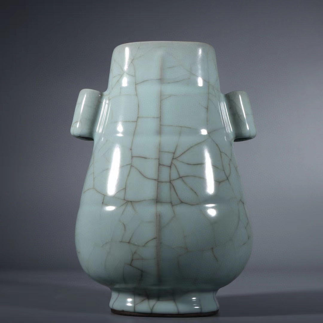 精品收藏 宋  官窑青釉贯耳瓶. 尺寸:高22.3cm,口径8.5cm,肚经158.