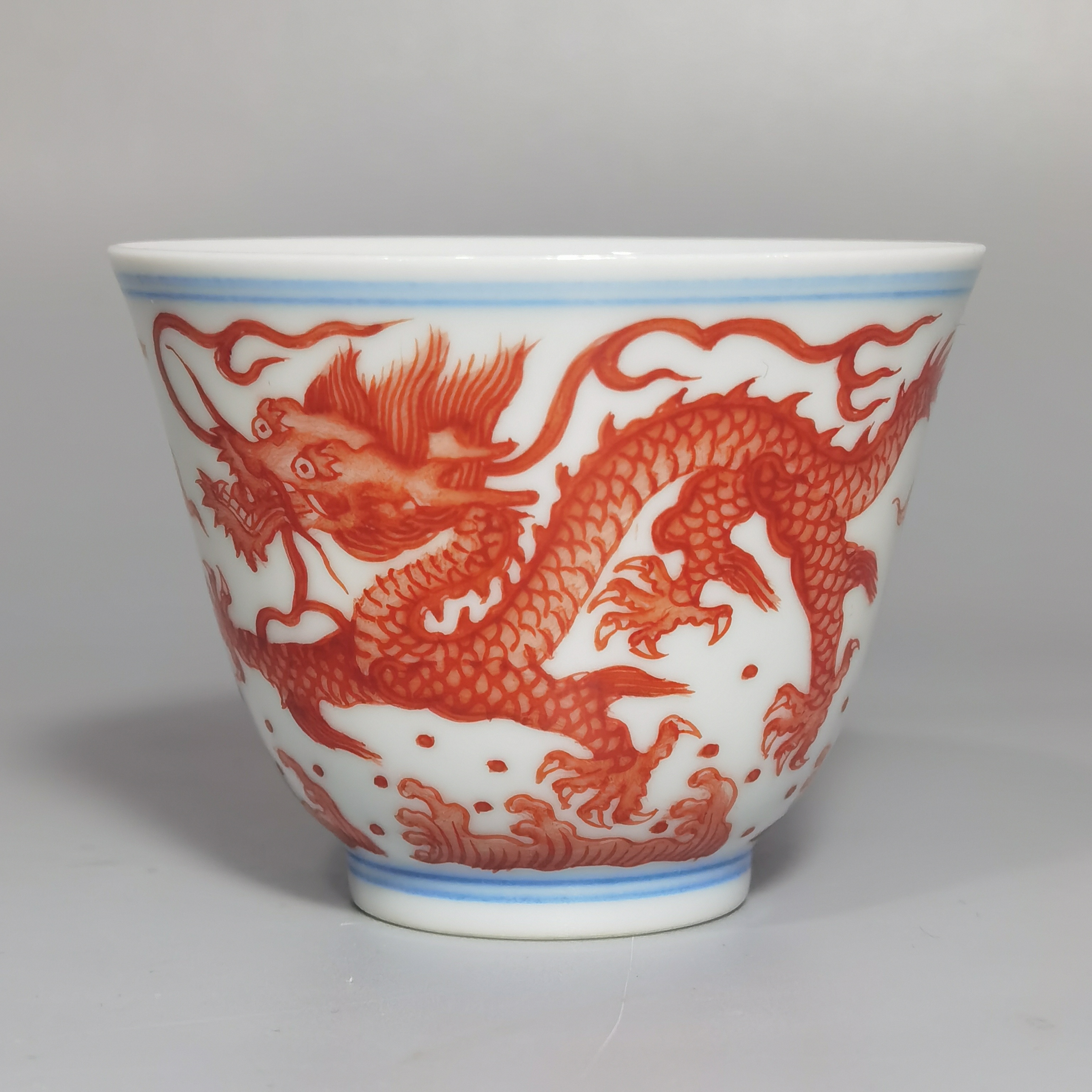 精品收藏 大清光绪年制 矾红龙纹杯一对. 尺寸:口径:6公分 高:5.