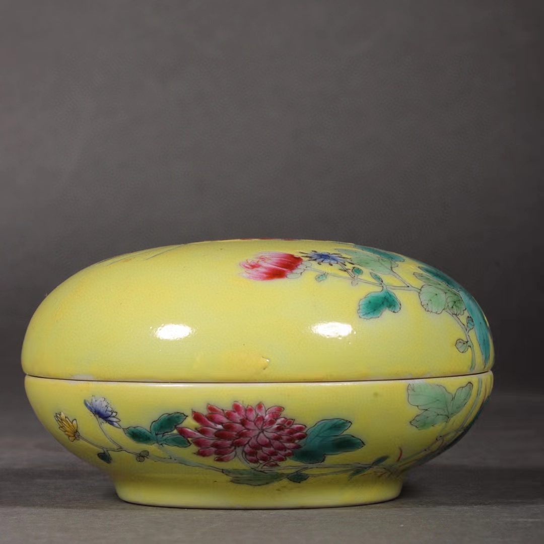 精品收藏 大清乾隆年制款,黄底粉彩花卉纹胭脂盒. 尺寸:高:4.