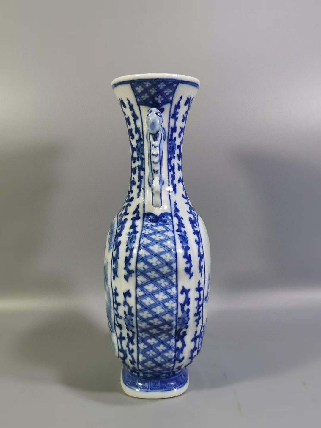 精品收藏 清雍正,青花缠枝莲纹开窗花鸟人物双耳海棠瓶.