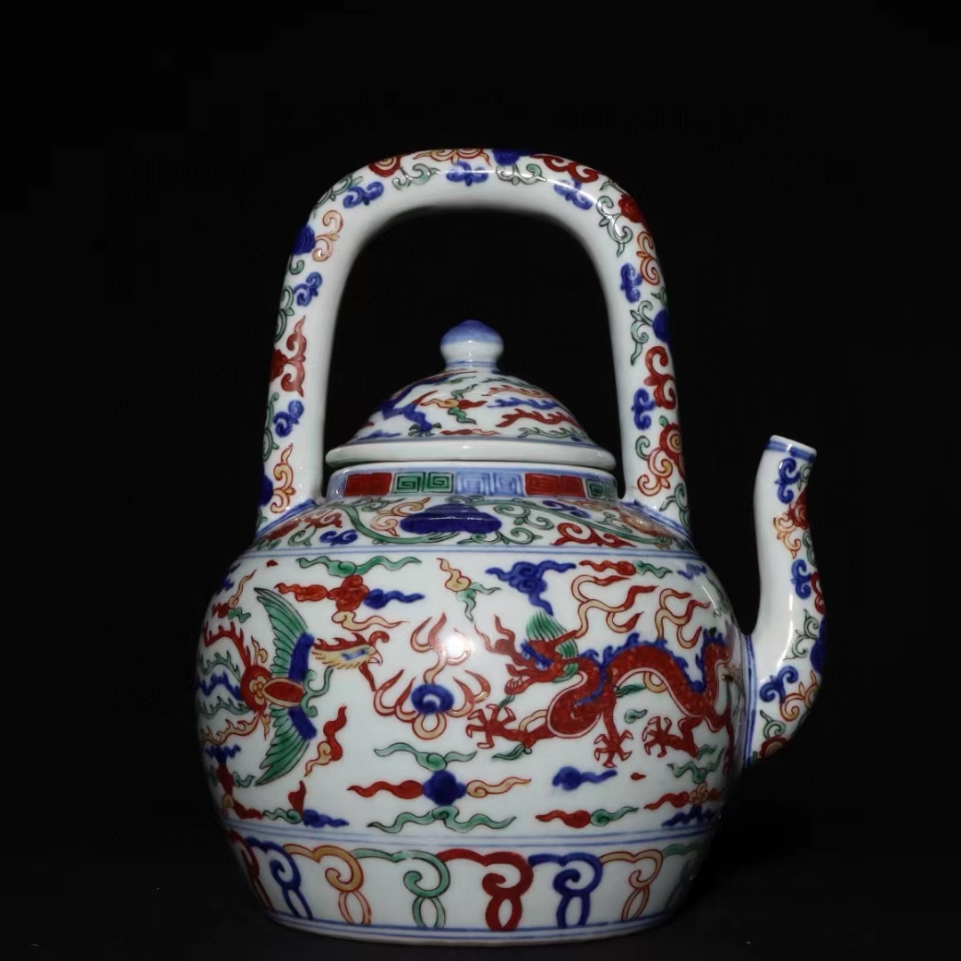 精品收藏  明代  隆庆五彩龙凤纹提梁壶(有六个补钉).