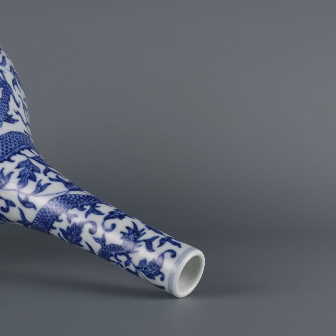 精品收藏 清 乾隆年制青花龙穿缠枝莲纹胆瓶.