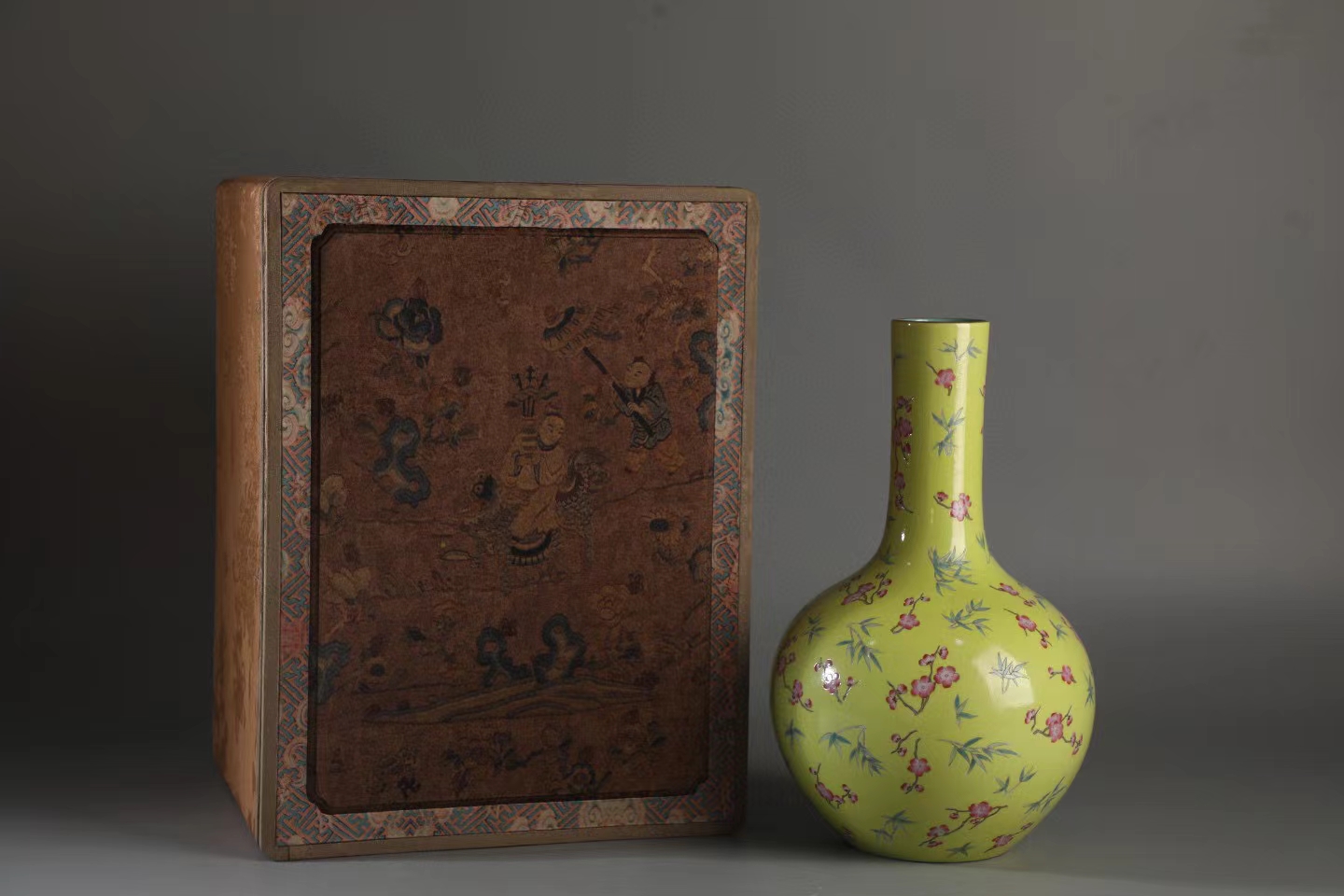 精品旧藏  清  道光粉彩黄地冰梅天球瓶. 尺寸:高32cm 直径19cm.