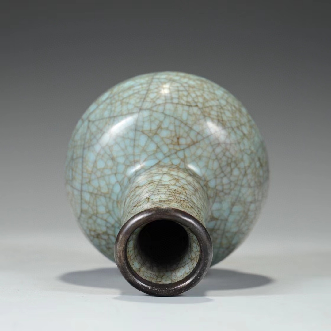 精品旧藏 南宋 修内司官窑银口冰片纹弦纹瓶"玉津园" 款. 尺寸:高16.