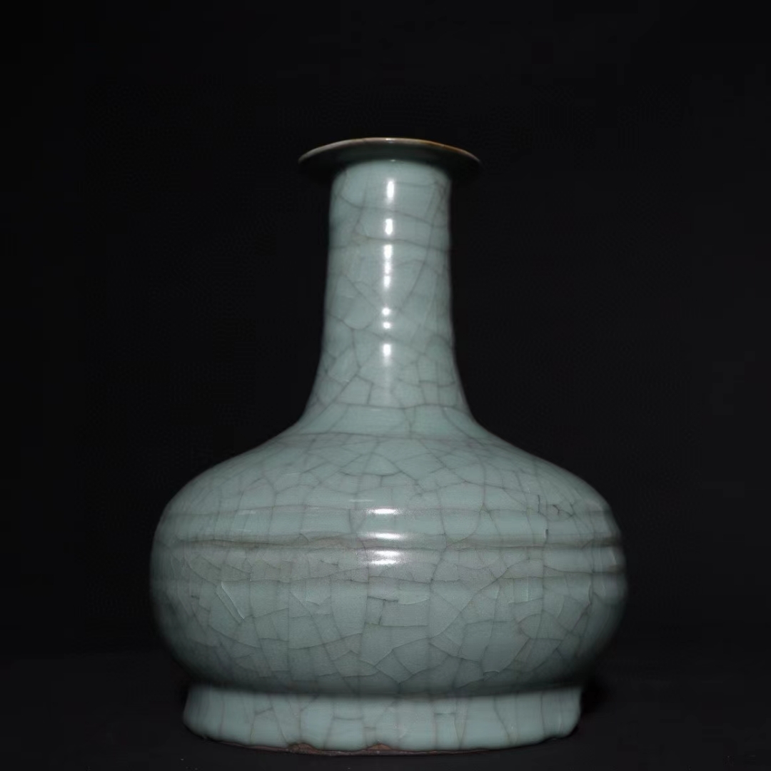 精品收藏 宋代  官窑青釉弦纹瓶. 尺寸:高:20cm.宽:17cm.