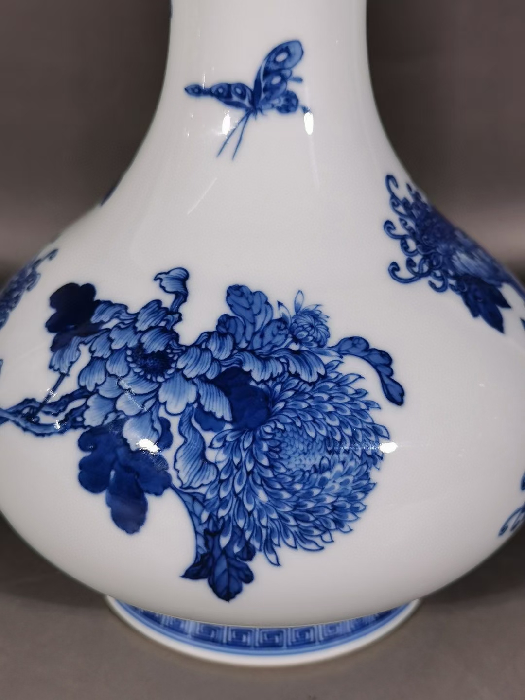 精品收藏 清乾隆,青花菊花图蒜头瓶. 尺寸:高度:25.