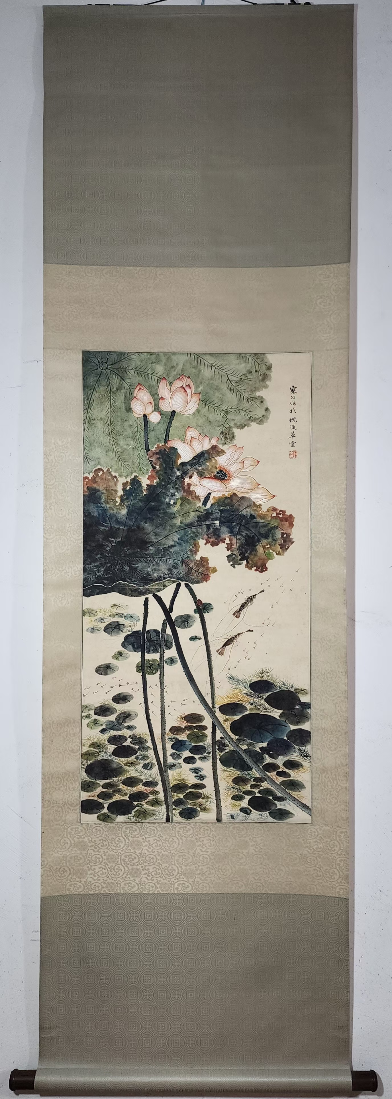 精品收藏 江寒汀 荷塘清趣图立轴.  画心尺寸:94*46cm.